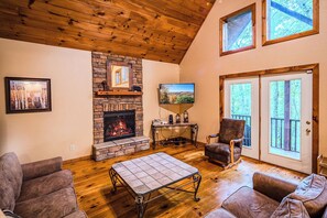 TV, fireplace, DVD player, table football - Amazing Cabin w/Firepit, Gametable, Hot Tub, Wifi, Cable (Banner Elk)