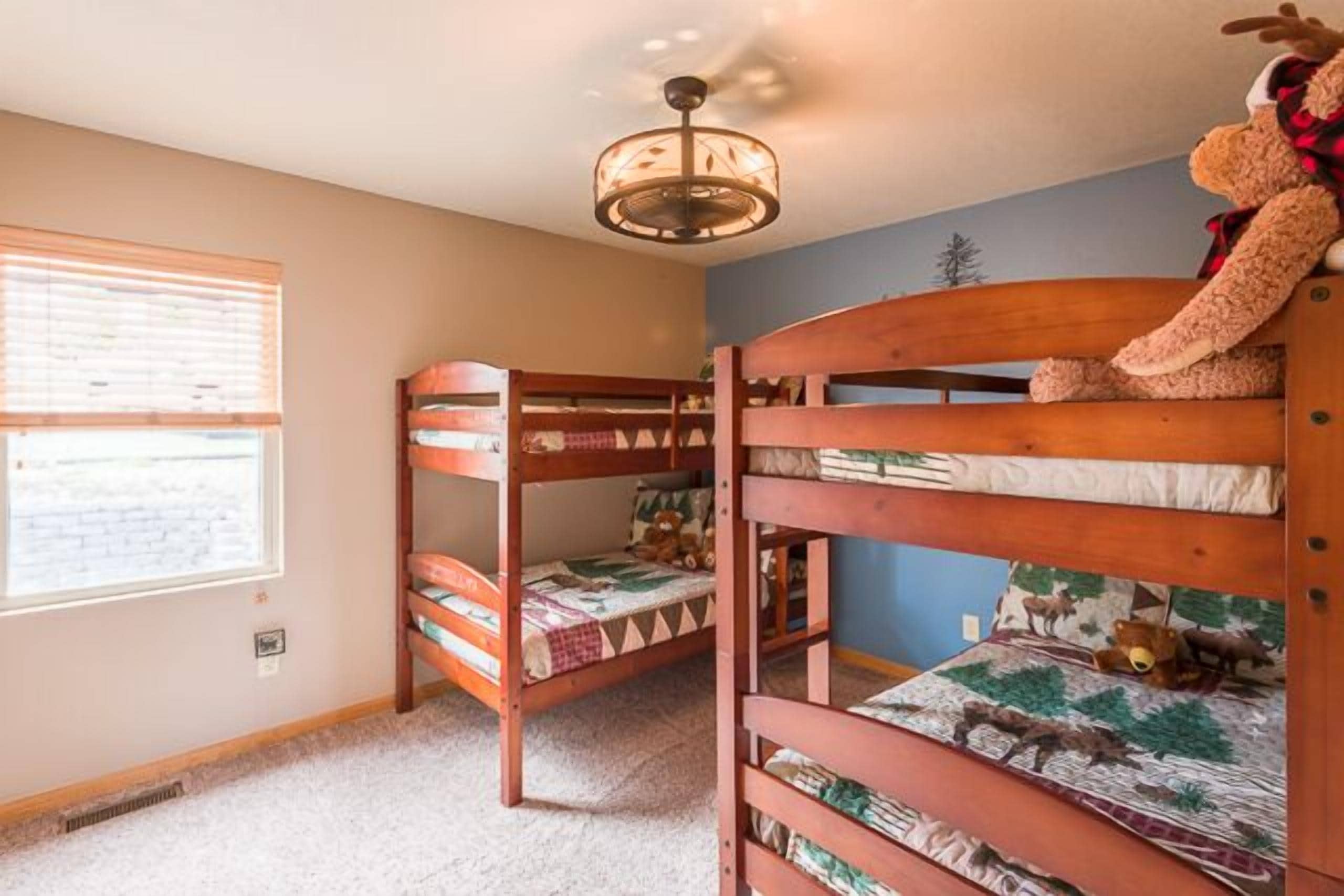 3 habitaciones, tabla de planchar con plancha, wifi y ropa de cama 