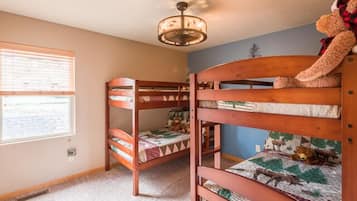 3 habitaciones, tabla de planchar con plancha, wifi y ropa de cama