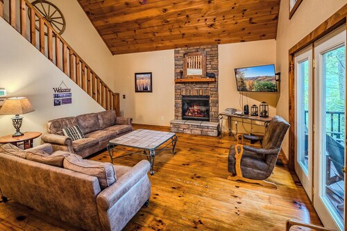 Amazing Cabin w/Firepit, Gametable, Hot Tub, Wifi, Cable