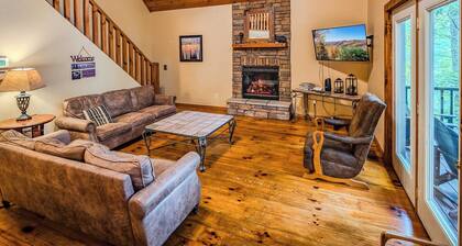 Amazing Cabin w/Firepit, Gametable, Hot Tub, Wifi, Cable