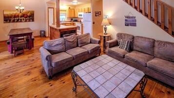 Fernseher, Kamin, DVD-Player, Tischfußball