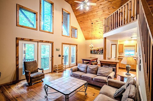 Amazing Cabin w/Firepit, Gametable, Hot Tub, Wifi, Cable