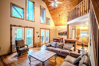 Amazing Cabin w/Firepit, Gametable, Hot Tub, Wifi, Cable