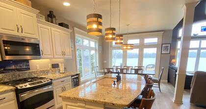 Waterfront Home With Swimming Pond - 61 - 5 star reviews FREE 2 HOUR PONTOON