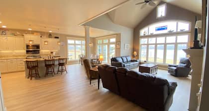 Waterfront Home With Swimming Pond - 61 - 5 star reviews FREE 2 HOUR PONTOON