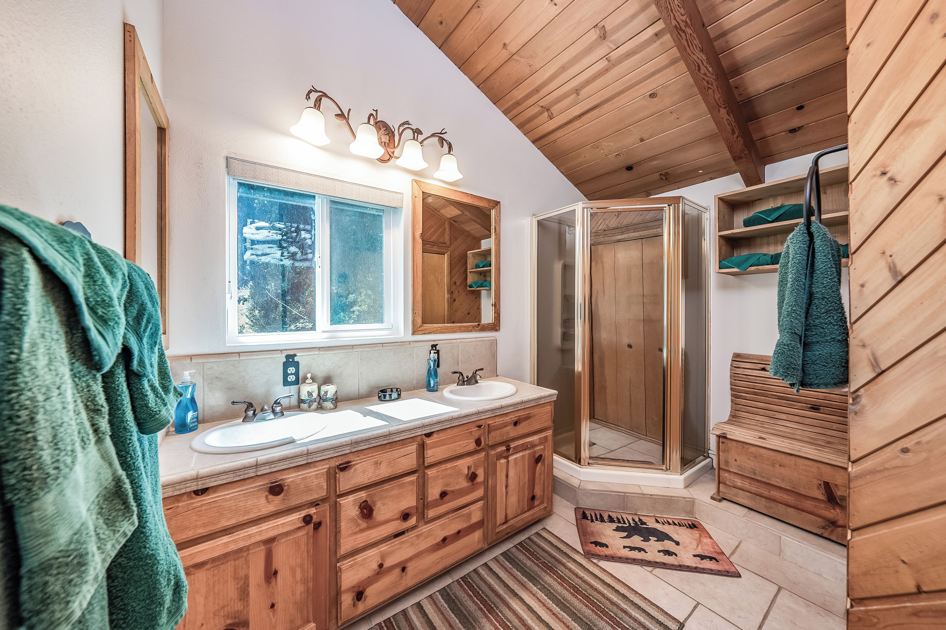 Combined shower/tub, towels