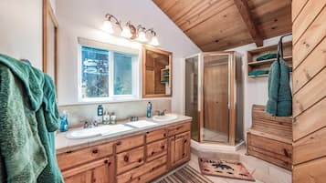 Combined shower/tub, towels