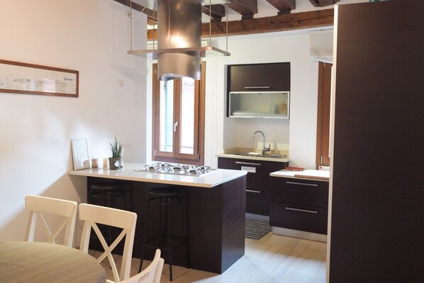 Kühlschrank, Mikrowelle, Ofen, Herdplatte