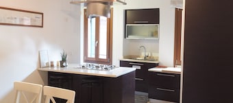 Stylish 2 bedroom apartment near Rialto