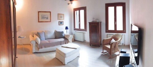 Flat-screen TV, DVD player, books, stereo - Stylish 2 bedroom apartment near Rialto (Venezia)