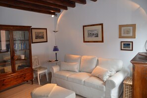 Flat-screen TV, DVD player, books, stereo - Stylish 2 bedroom apartment near Rialto (Venezia)
