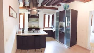Frigorifero, microonde, forno, piano cottura