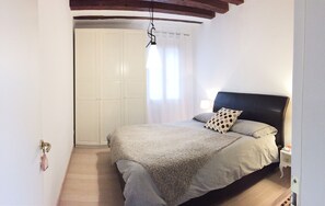 2 slaapkamers, een strijkplank/strijkijzer, wifi, beddengoed