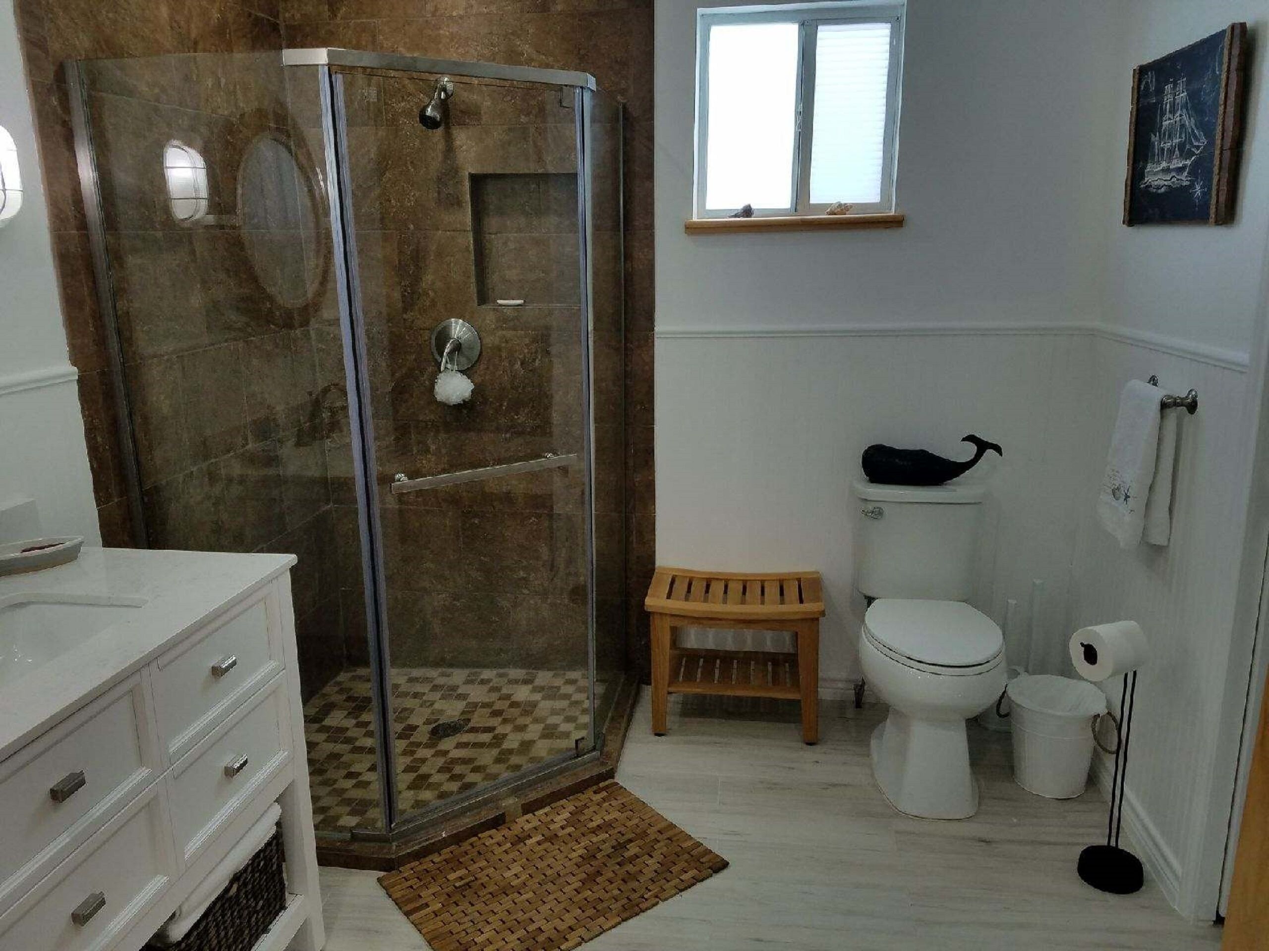 Douche, sèche-cheveux, serviettes fournies, savon