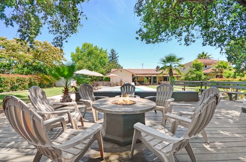 Vineyard Views, Pool Hot Tub - Sleeps 8-12 - 4+ Bedrooms/3+ Bathrooms 