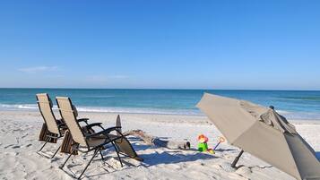 Playa en los alrededores y camastros