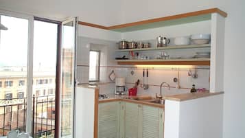 KĂŒhlschrank, Mikrowelle, Wasserkocher mit Kaffee-/Teezubehör, Toaster