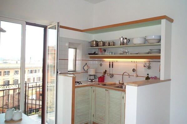 Kühlschrank, Mikrowelle, Wasserkocher mit Kaffee-/Teezubehör, Toaster