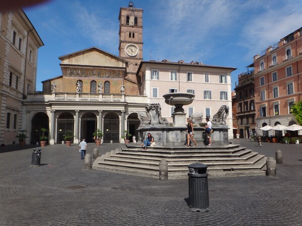 A public square with a fountain, historic buildings, and a clock tower. - Rome-Trastevere Balcony Ideally located. Internet. All within walking distance (Roma)