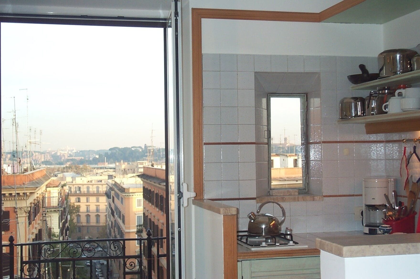 Kühlschrank, Mikrowelle, Wasserkocher mit Kaffee-/Teezubehör, Toaster