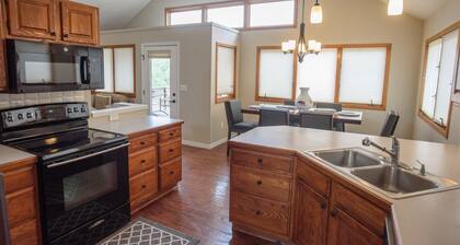 Hot Tub & Minutes from the great Rocky Mountain National Park! #3330