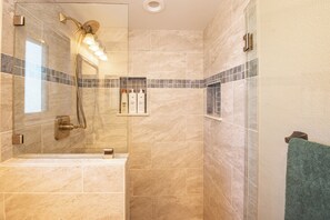 Combined shower/tub, hair dryer, towels, soap -  1/2 Block to Bay & Boardwalk (San Diego)