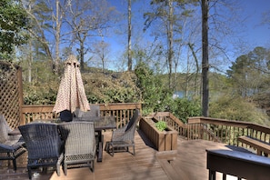 Outdoor dining - Hattiway on Lake Allatoona Includes Private Covered Dock (Lake Allatoona)