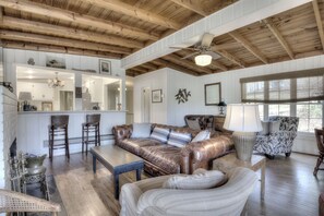 TV, DVD-spiller og stereoanlegg