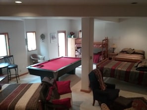 4 bedrooms, desk, iron/ironing board, travel crib