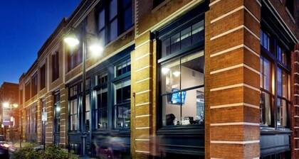 * 2BR 2BA MERKKIVALAS UUSI LOFT Down Down KANSAS CITY, MO historiallisessa rakennuksessa