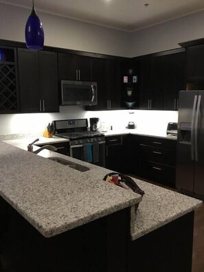 Een koelkast, een magnetron, een oven, een kookplaat