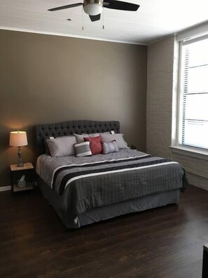 2 slaapkamers, een bureau, een strijkplank/strijkijzer, wifi