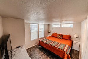 1 bedroom, desk, travel cot, free WiFi - Pine Tree Arch Cabin #15 (Moab)