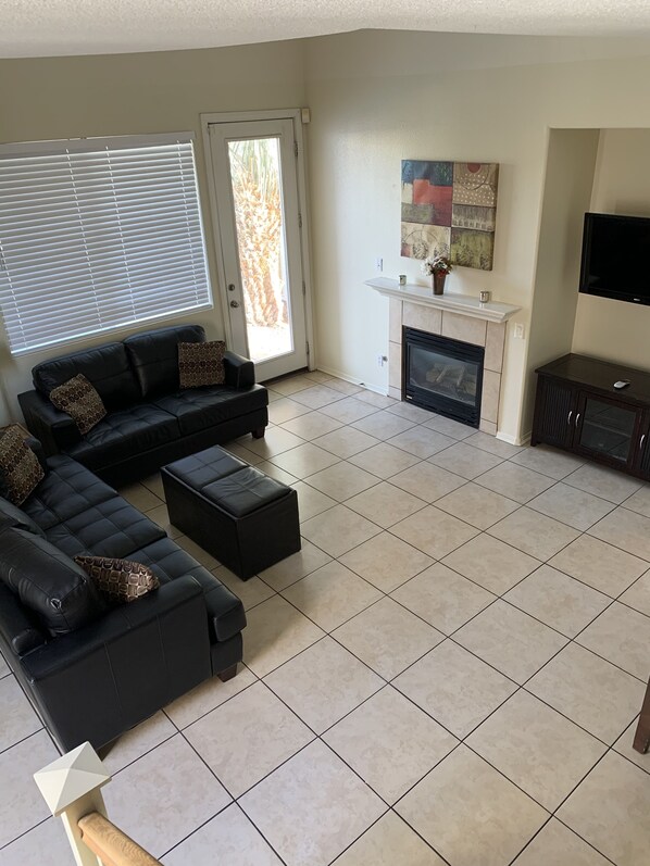 Téléviseur, foyer, lecteur de DVD, chaîne audio