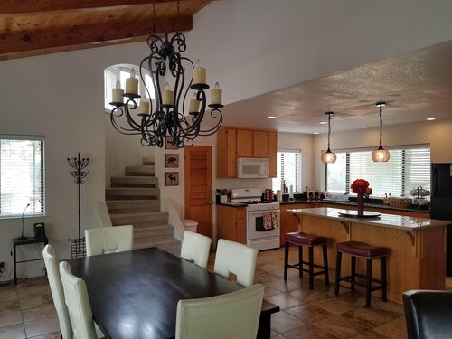 Awesome house & Kaweah River access and 5 miles to Sequoia Park