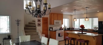 Awesome house & Kaweah River access and 5 miles to Sequoia Park