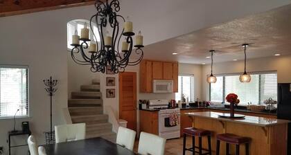 Awesome house & Kaweah River access and 5 miles to Sequoia Park
