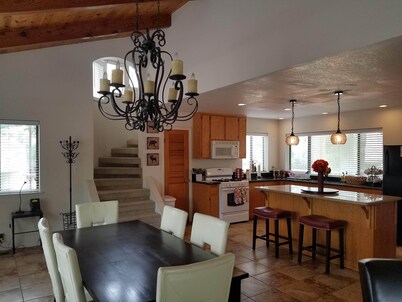 Awesome house & Kaweah River access and 5 miles to Sequoia Park