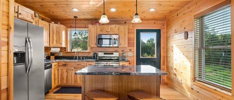 Mikrowelle, Geschirrspüler, Wasserkocher mit Kaffee-/Teezubehör