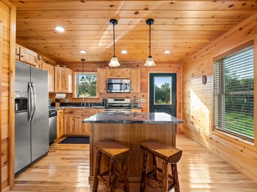 Toledo Bend Log Cabin - brand new, Lakefront - watch sunsets across 3 miles