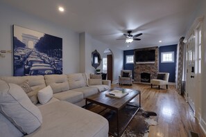 Smart TV y chimenea 