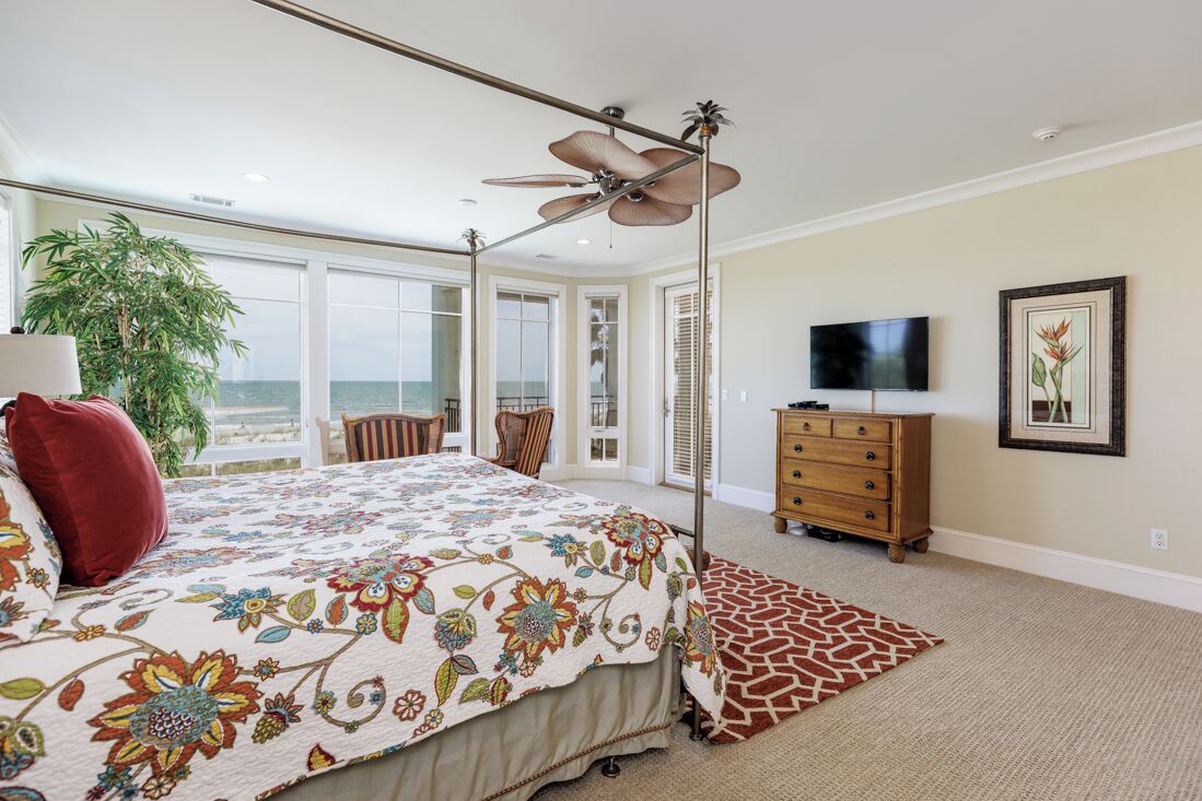 7 bedrooms, desk, iron/ironing board, travel crib