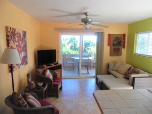 Smart TV, DVD player, books, stereo - This Two story Ocean View located in Kalapana Seaview Estate (Pahoa)