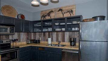 Coffee/tea maker, fridge, microwave, oven