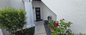 Exterior detail - Sawgrass CC Oceanfront Community, Golf Cart to beach, 5 beds, dog on beach (Ponte Vedra Beach)