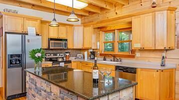 JÀÀkaappi, mikroaaltouuni, uuni, liesi