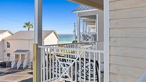 Un hôtel situé en bord de mer, doté d’un patio couvert, offrant une vue sur l’océan et disposant d’un parking.