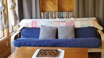 TV connectée, cheminée, lecteur de DVD, baby-foot