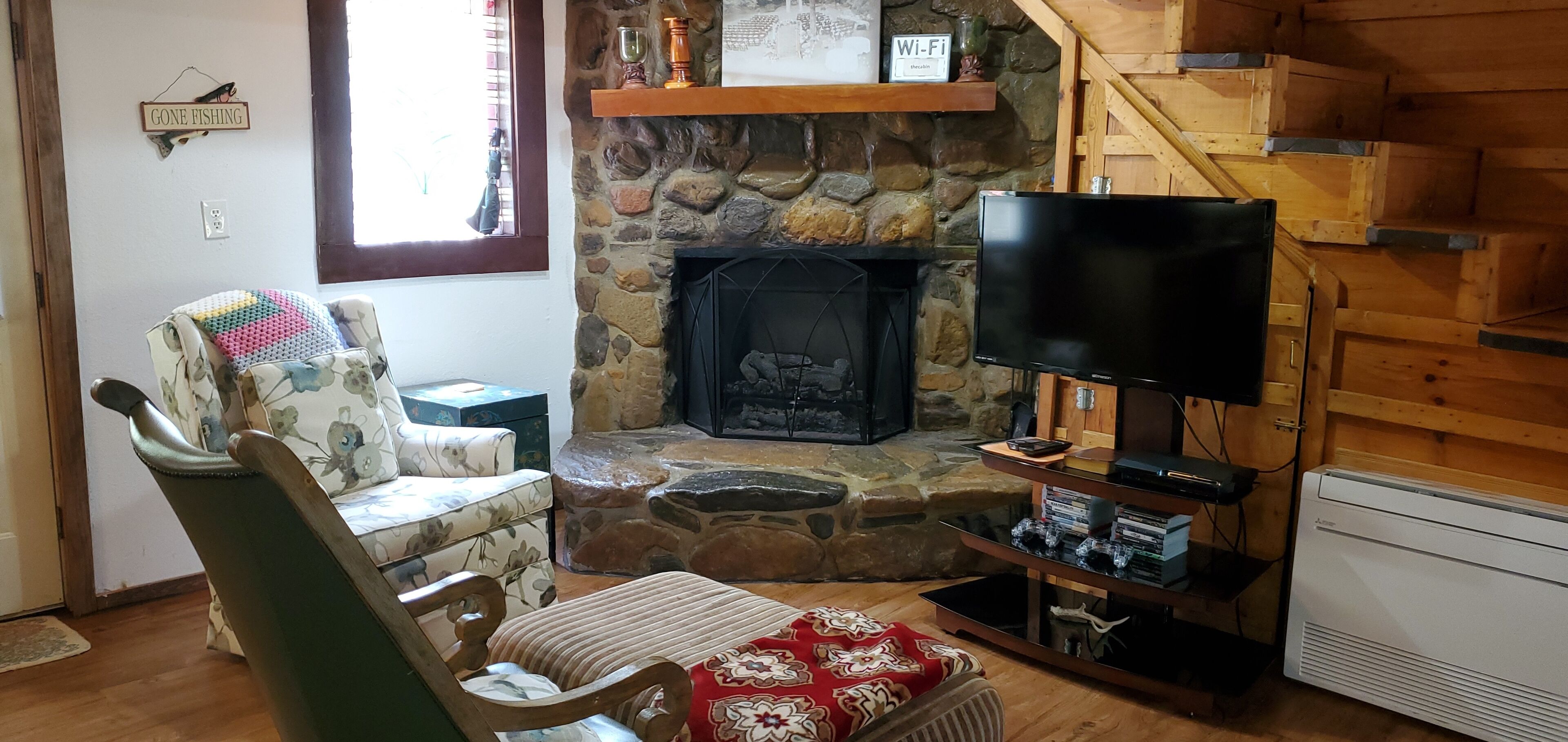 TV connectée, cheminée, lecteur de DVD, baby-foot